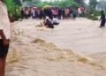 पुलिया पर उफान था, फिर भी बाइक आगे बढ़ा दी… अगले ही पल नदी में बह गया युवक, रोंगटे खड़े कर देगा Video