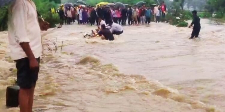 पुलिया पर उफान था, फिर भी बाइक आगे बढ़ा दी… अगले ही पल नदी में बह गया युवक, रोंगटे खड़े कर देगा Video