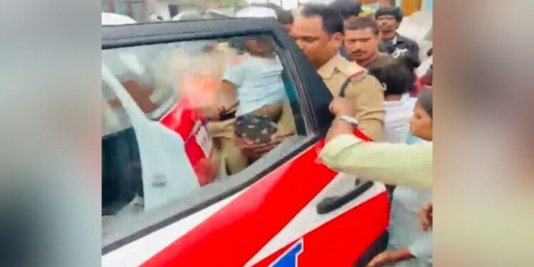 बाइक से बदमाश का पीछा कर रहे थे पुलिसवाले, अचानक सामने आई 8 साल की बच्ची, टक्कर लगने से घायल