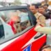 बाइक से बदमाश का पीछा कर रहे थे पुलिसवाले, अचानक सामने आई 8 साल की बच्ची, टक्कर लगने से घायल