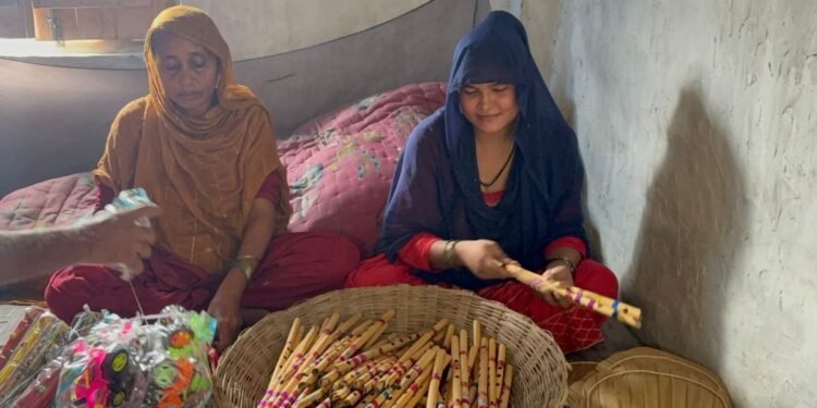कृष्ण की बांसुरी बना रही मुस्लिम महिलाएं… 80 परिवारों का पुश्तैनी हुनर सरकारी मदद से फिर हुआ मजबूत