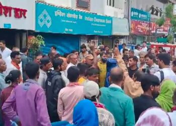 पेड़ से गिरा शख्स, हॉस्पिटल ले गए परिजन तो वहां लिफ्ट ही गिर गई… दबने से हुई दर्दनाक मौत