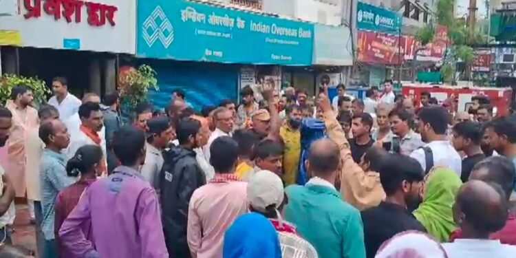 पेड़ से गिरा शख्स, हॉस्पिटल ले गए परिजन तो वहां लिफ्ट ही गिर गई… दबने से हुई दर्दनाक मौत