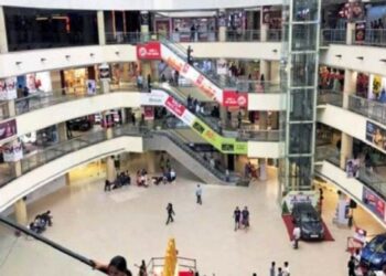दिल्ली: मॉल की छत पर पहुंची 20 साल की महिला, कूदने की कोशिश से मचा हड़कंप