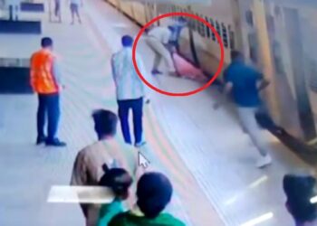 मौत के मुंह से खींच लाया RPF जवान, प्लेटफॉर्म और चलती ट्रेन के नीचे जाने से बची महिला; CCTV में कैद हुआ हादसा