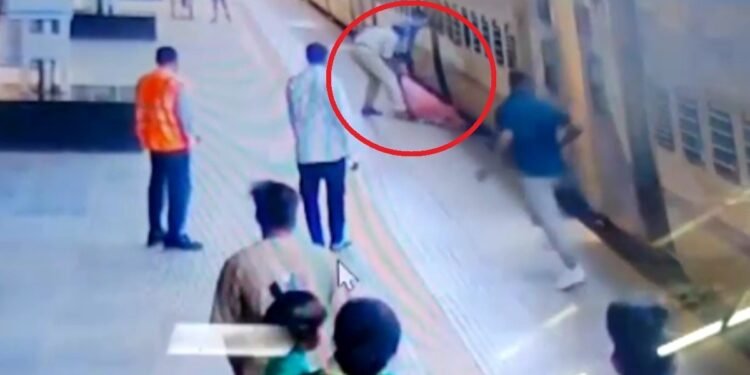 मौत के मुंह से खींच लाया RPF जवान, प्लेटफॉर्म और चलती ट्रेन के नीचे जाने से बची महिला; CCTV में कैद हुआ हादसा