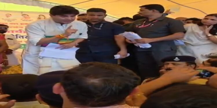 MP: बैंक मांगने आया था युवक, ज्योतिरादित्य सिंधिया ने पहले तंबाकू छुड़ाया, फिर दिया भरोसा