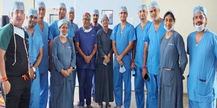 अपने सुहाग को दी नई जिंदगी… 55 साल की पत्नी ने पति को दान की किडनी, अस्पताल में पहला फ्री ट्रांसप्लांट