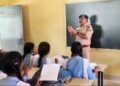 वर्दी वाले टीचर… हाथ में चॉक लेकर स्कूल पहुंचे SP सर, ब्लैकबोर्ड पर छात्राओं को पढ़ाया सफलता का पाठ
