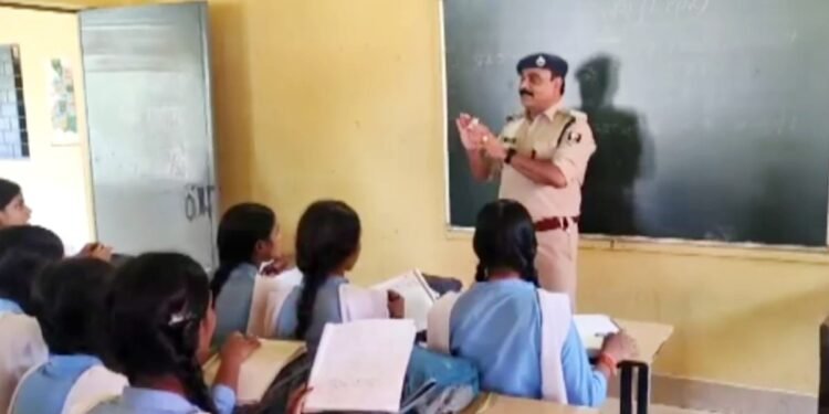 वर्दी वाले टीचर… हाथ में चॉक लेकर स्कूल पहुंचे SP सर, ब्लैकबोर्ड पर छात्राओं को पढ़ाया सफलता का पाठ