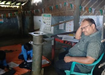 बिहार: न बेंच, न डेस्क, न शौचालय… झोपड़ी में पढ़ रहे दलित बस्ती के बच्चे, सांप निकलने से दहशत