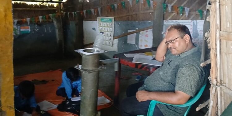 बिहार: न बेंच, न डेस्क, न शौचालय… झोपड़ी में पढ़ रहे दलित बस्ती के बच्चे, सांप निकलने से दहशत