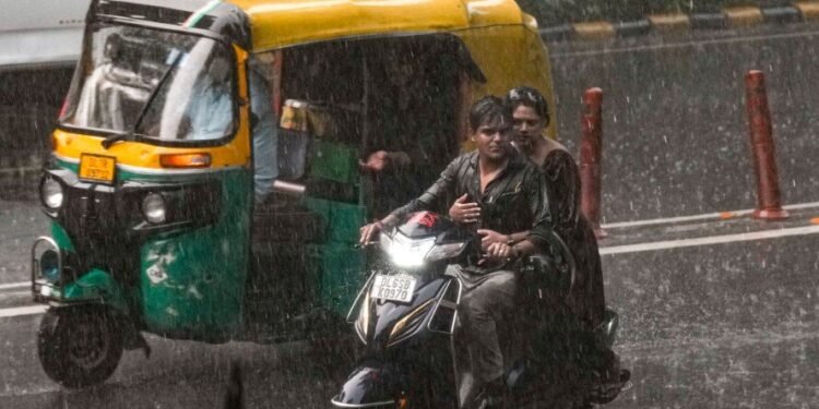 दिल्ली-NCR में झमाझम बारिश, कई इलाकों में ऑरेंज अलर्ट जारी