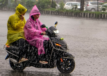 दिल्ली में बदला मौसम का मिजाज, कुछ घंटों में हो सकती है झमाझम बारिश, IMD ने जारी किया अलर्ट