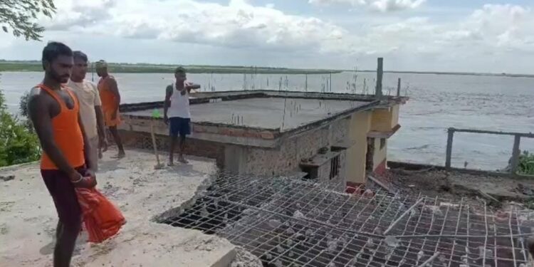 आंखों के सामने आशियाना तोड़ने को मजबूर हुए ग्रामीण, गंडक नदी के कटाव से बेतिया में दहशत