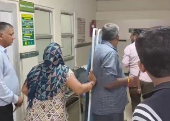 स्ट्रेचर पर बेटी की लाश थी… पर्दा हटा, देखते ही दहाड़ें मारकर बिलख पड़ी मां… स्कूल की बिल्डिंग से गिरकर हुई मौत