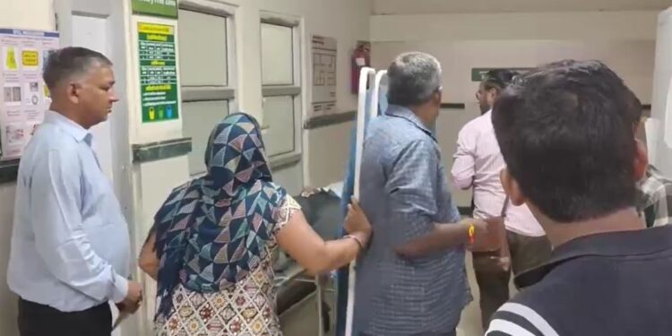 स्ट्रेचर पर बेटी की लाश थी… पर्दा हटा, देखते ही दहाड़ें मारकर बिलख पड़ी मां… स्कूल की बिल्डिंग से गिरकर हुई मौत