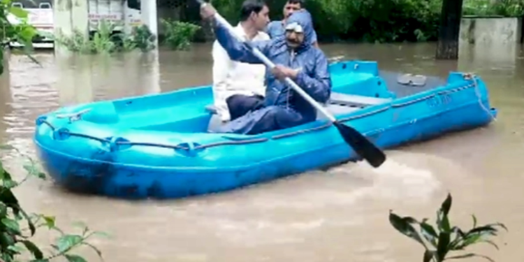 जिस SDRF पर बाढ़ में लोगों को बचाने की जिम्मेदारी, उनका अपना दफ्तर ही पानी में डूबा-VIDEO