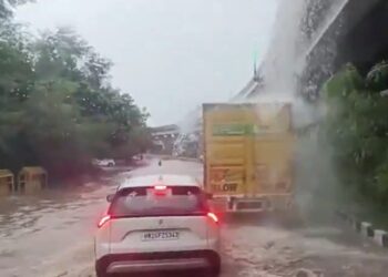 एक घंटे की बारिश में ही डूबी दिल्ली! एयरपोर्ट पर भरा पानी, सड़कों पर वाटरफॉल