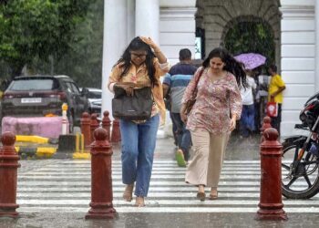 दिल्ली-NCR में मौसम ने ली करवट, कई इलाकों में झमाझम बारिश, IMD का रेड अलर्ट