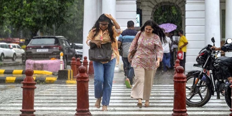 दिल्ली-NCR में मौसम ने ली करवट, कई इलाकों में झमाझम बारिश, IMD का रेड अलर्ट