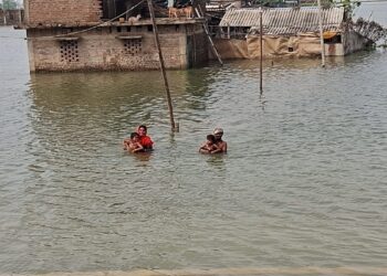 गंगा खतरे के निशान से 9 सेंटीमीटर ऊपर, 6 प्रखंडों के दर्जनों गांव जलमग्न, घरों में 5 फीट तक पानी