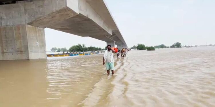 राघोपुर में बाढ़ का कहर, कई गांव डूबे, सैकड़ों लोगों का पलायन… हाजीपुर में भी असर
