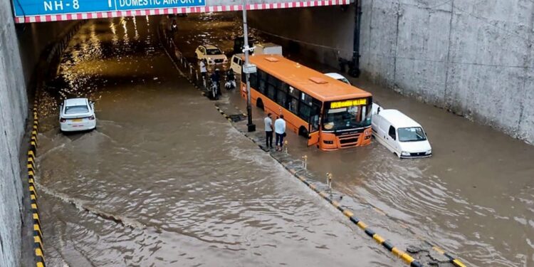 दिल्ली-NCR में झमाझम बारिश का सिलसिला जारी, कई इलाकों में जलजमाव