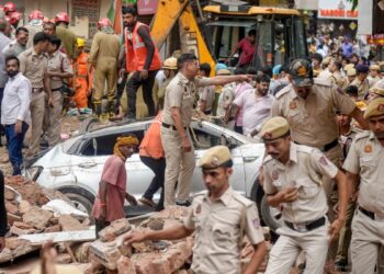 दिल्ली में ‘मौत की इमारत’ का मालिक हरिराम फरार, पुलिस ने गुरुग्राम समेत कई जगह मारे छापे