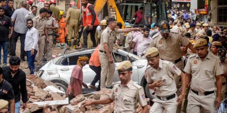 दिल्ली में ‘मौत की इमारत’ का मालिक हरिराम फरार, पुलिस ने गुरुग्राम समेत कई जगह मारे छापे