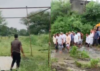 आजादी के बाद भी ऐसे हालात! MP के इस गांव में नाले से गुजरी शवयात्रा, बारिश में ऊपर चद्दर लगाकर हुआ अंतिम संस्कार