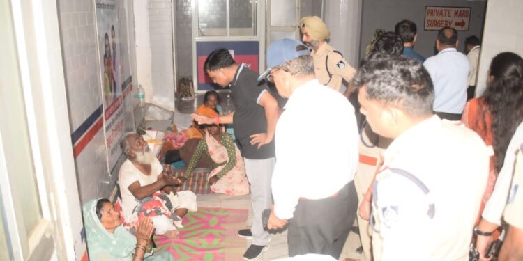 रीवा: अस्पताल में गंदगी देख भड़के कलेक्टर-SP, इंचार्ज की सैलरी काटने के निर्देश