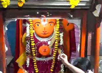 अपनी जगह से टस से मस तक नहीं हुए हनुमान जी… उज्जैन में मंदिर तो टूटा लेकिन बजरंगबली को हटाने में मशीनें भी फेल