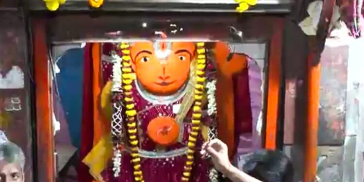अपनी जगह से टस से मस तक नहीं हुए हनुमान जी… उज्जैन में मंदिर तो टूटा लेकिन बजरंगबली को हटाने में मशीनें भी फेल