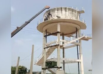 60 फीट ऊंची पानी की टंकी पर चढ़ गया सांड, 42 घंटे बाद क्रेन से हुआ रेस्क्यू, दो घंटे चला ऑपरेशन