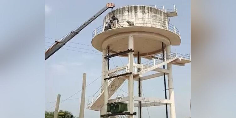 60 फीट ऊंची पानी की टंकी पर चढ़ गया सांड, 42 घंटे बाद क्रेन से हुआ रेस्क्यू, दो घंटे चला ऑपरेशन