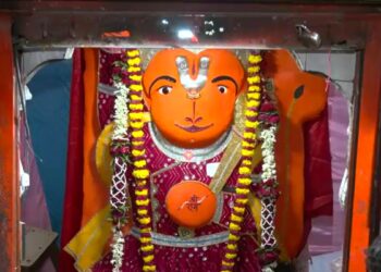 JCB-ग्रिल मशीन टूटी… टस से मस नहीं हुए बजरंग बली, लोग बोले- ये है हनुमान जी की ताकत