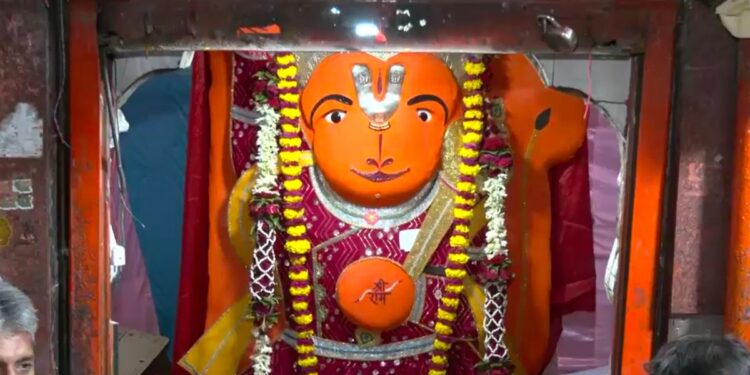 JCB-ग्रिल मशीन टूटी… टस से मस नहीं हुए बजरंग बली, लोग बोले- ये है हनुमान जी की ताकत