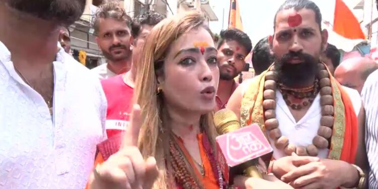 ‘अगर प्रतिमा हटाई गई तो करूंगी अनशन’… उज्जैन पहुंचीं हर्षा रिछारिया, खड़े हनुमान जी के किए दर्शन