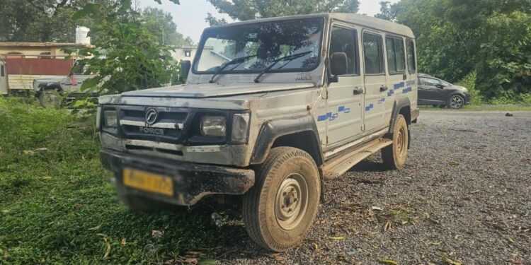 चलती स्कूल वैन का दरवाजा खुला, सड़क पर गिरा 10 साल का छात्र… पहिए के नीचे आने से दर्दनाक मौत