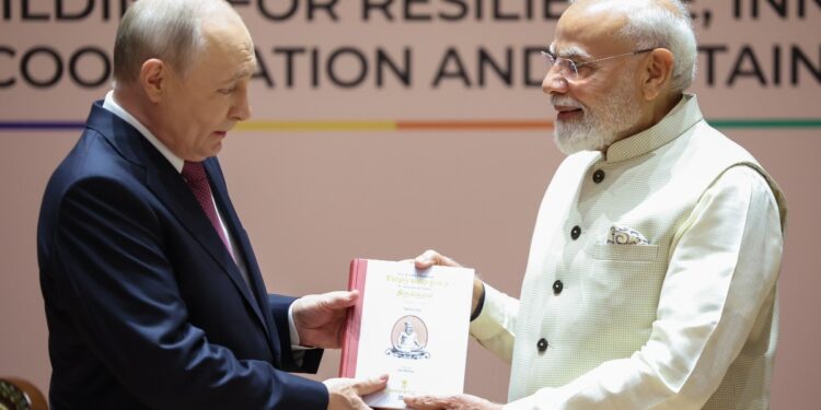 PM मोदी ने राष्ट्रपति पुतिन को गिफ्ट की ये किताब, तमिल संस्कृति का है दस्तावेज