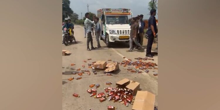 लाठी-डंडे लेकर पहुंचीं और सड़क पर फेंकी बोतलें… शराब दुकान पर महिलाओं का हल्लाबोल