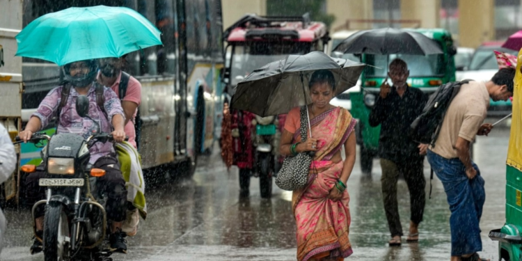 दिल्ली में झमाझम बारिश से बदला मौसम, लोगों को मिली गर्मी से राहत