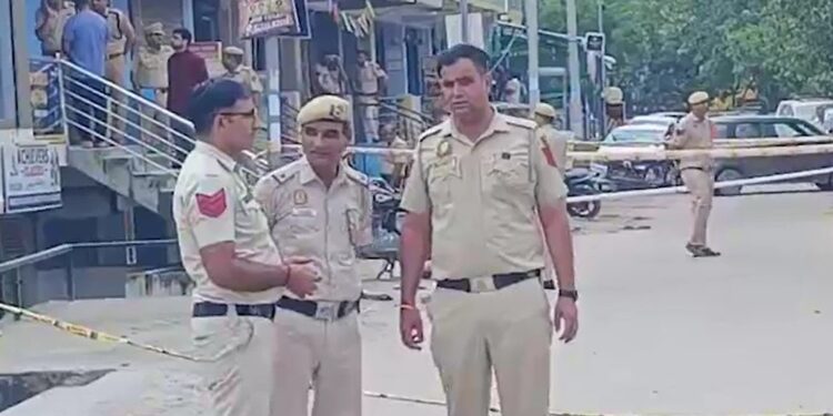 दिल्ली में जिम ट्रेनर की हत्या से सनसनी, बदमाशों ने बीच सड़क मारी 12 गोलियां