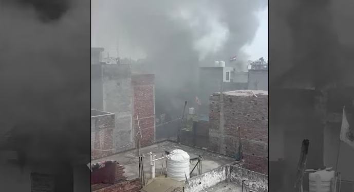 ‘अरे और चादर लाओ…’, दिल्ली में आग का तांडव देख खिड़की से कूदे बच्चे और महिलाएं, रूह कंपाने वाला Video वायरल