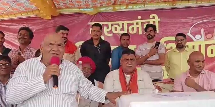 VIDEO: ‘ना आपकी गारंटी ना मेरी, जब तक हैं…’, राजस्व मंत्री ने कलेक्टर को सिखाया जीवन का फलसफा