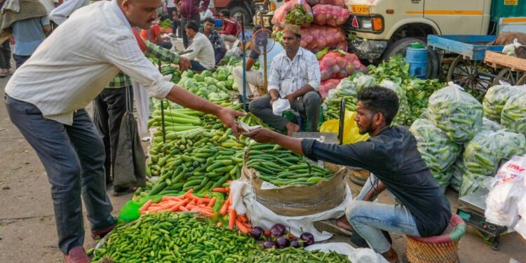 त्योहारों से पहले महंगाई की मार, टमाटर-प्याज से लेकर हरी सब्जियों तक के दाम बढ़े