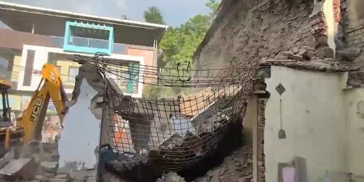 इंदौर: मकान तोड़ने का चल रहा था काम, अचानक भरभराकर गिरा मलबा, 4 महिलाओं की मौत, 5 घायल
