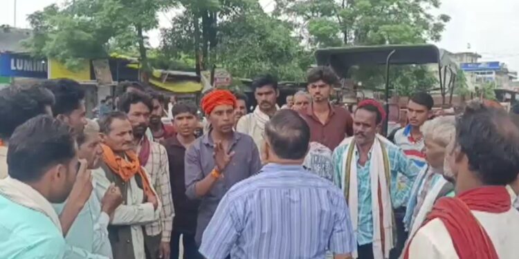 खेत में फूल तोड़ने गए चाचा-भतीजे की संदिग्ध मौत, नदी किनारे मिले दोनों के शव… तार में करंट की आशंका