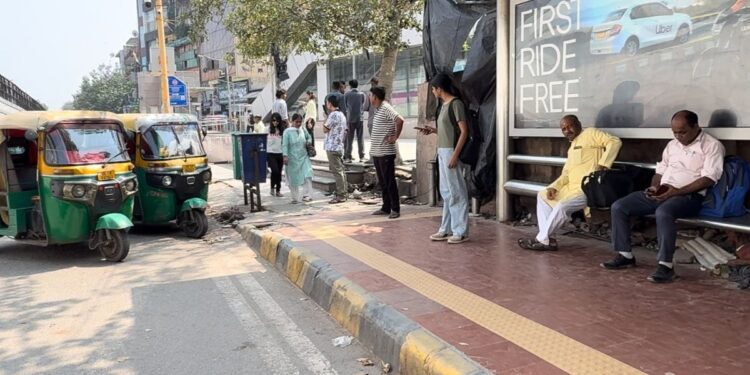 DTC बसों की हड़ताल ने बढ़ाई लोगों की मुसीबत, ऑटो, ई-रिक्शा का किराया 2-3 गुना